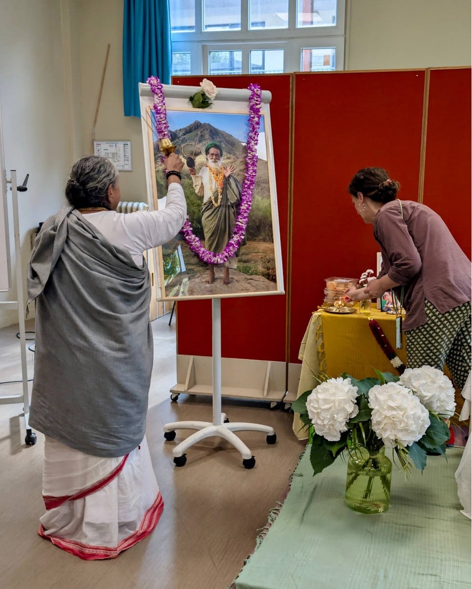 Ma-Devaki-Paris-avec-Surya-blessing.jpg