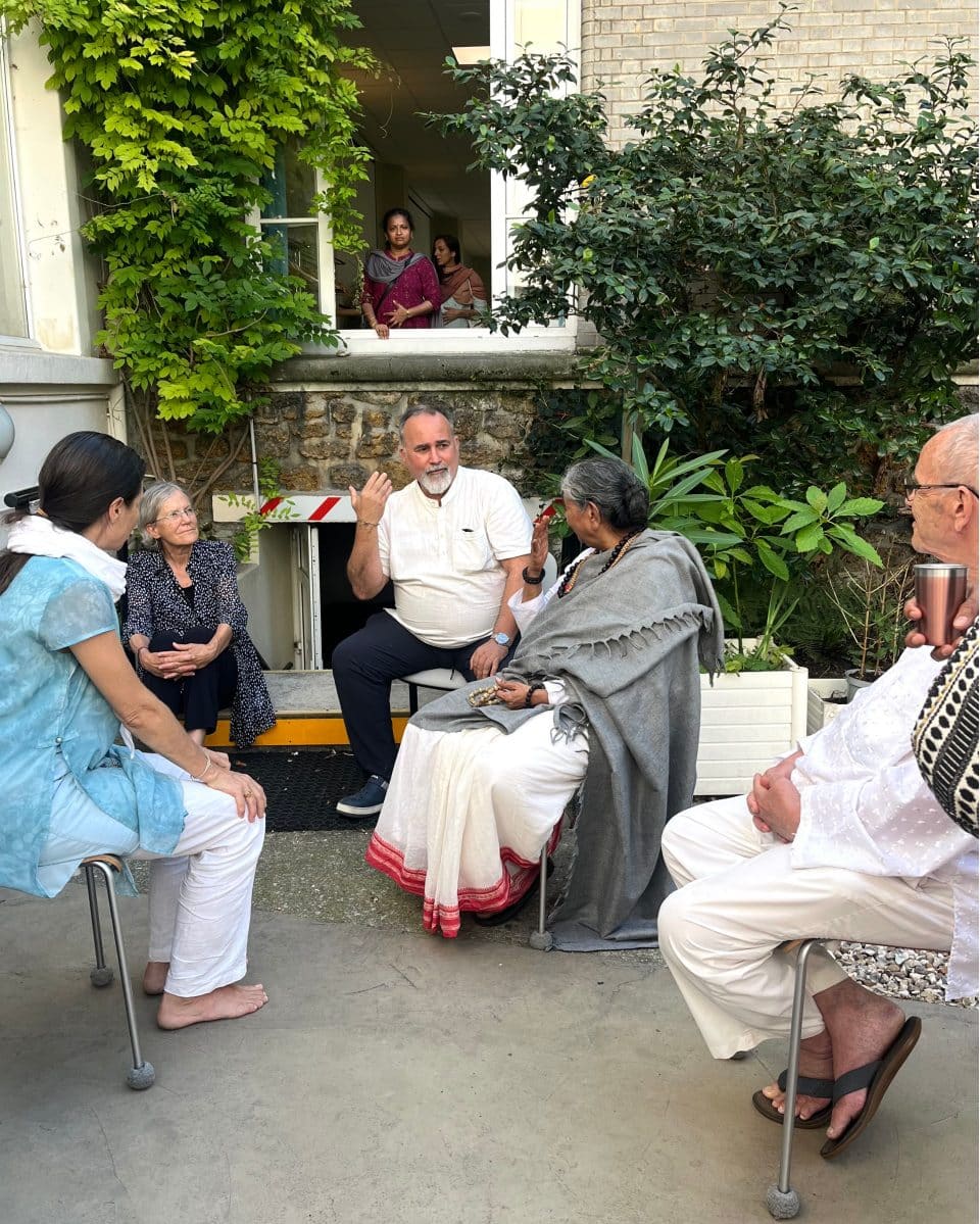 Ma-Devaki-Paris-avec-Surya-discussion.jpg