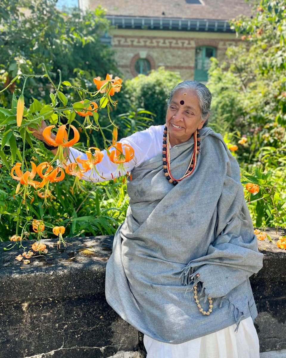 Ma-Devaki-Paris-avec-Surya-fleurs.jpg
